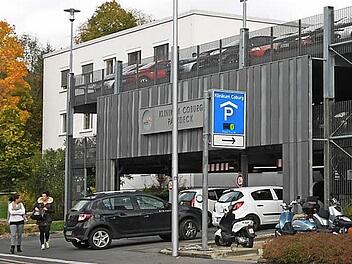 Auf der Anzeigetafel leuchtet die Null, alles belegt auf dem Parkdeck des Klinikums - mittlerweile ein gewohntes Bild für Besucher. Um die Situation zu entspannen, wird die Parkpalette jetzt um 65 Stellplätze aufgestockt.  Foto: Ulrike Nauer