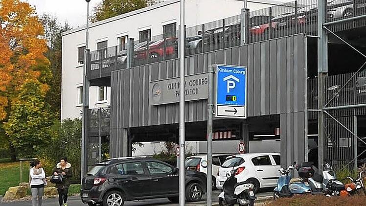 Auf der Anzeigetafel leuchtet die Null, alles belegt auf dem Parkdeck des Klinikums - mittlerweile ein gewohntes Bild für Besucher. Um die Situation zu entspannen, wird die Parkpalette jetzt um 65 Stellplätze aufgestockt.  Foto: Ulrike Nauer