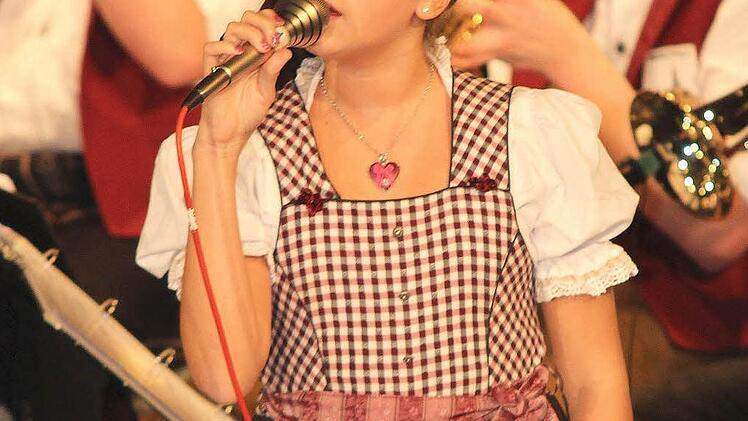 Celina Viering (11) singt "Die alte Pendeluhr. Sie stand bereits zum fünften Male auf der Bühne. Foto: Ralf Naumann