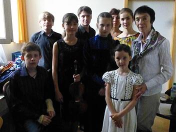 Im Künstlerzimmer des Rossini-Saals wird es eng, wenn die jungen Leute aus St. Petersburg kommen. Unser Bild zeigt (von Links): Stepan Armasar, German Skripachev, Anastasia Farrakhova, Alexey Vyakhirev, Maria Pitirimova, Inga Dzektser, Aurelia Shimkus, Uliana Degtiereva (vorne) und Zora Tsuker. Foto: Ahnert
