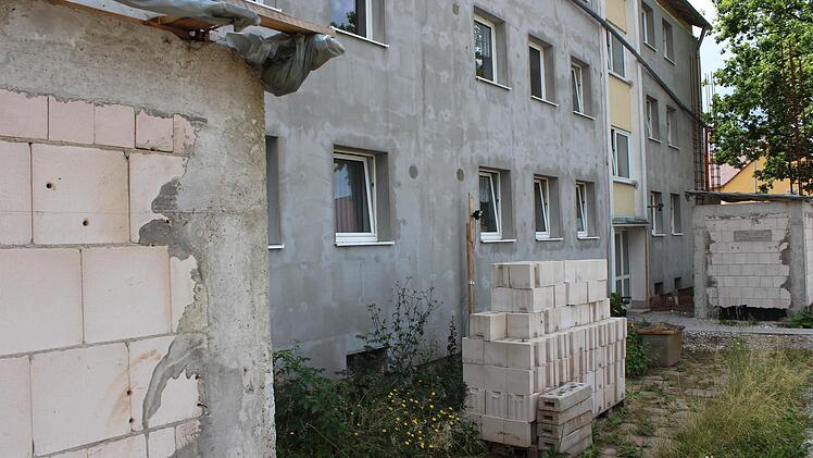 Die Mieter der Wohnblocks in der Höchstadter St.-Georg-Straße leben seit bald zwei Jahren auf einer Baustelle. Foto: Andreas Dorsch
