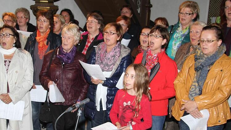 69 Männer und Frauen nahmen an den CD-Aufnahmen teil und präsentierten sich erstaunlich text- und notensicher. Foto: Sonja Adam