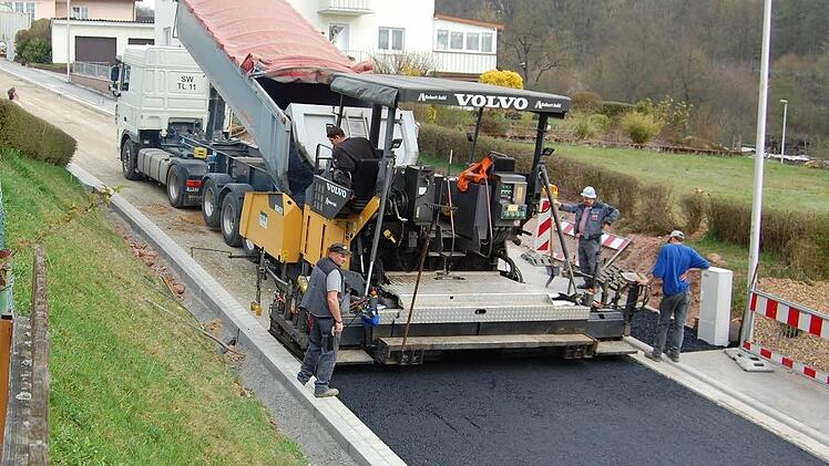 Nach der Sanierung des ehemaligen Pfarrhauses zum Gemeindehaus war die Schulstraße an der Reihe. Mit der Asphaltierung Mitte des Jahres war auch sie fertiggestellt worden.  Foto: Günther Straub