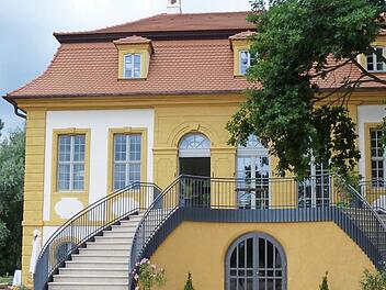Die Freitreppe führt direkt in den Festsaal des fertig sanierten Aufseßhöfleins im Bamberger Norden. Foto: Schelz