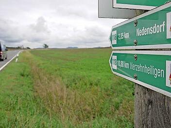 Ausbaufähig: Die Staatsstraße Richtung Bad Staffelstein soll schon bald einen Parallelweg für Fußgänger, Radfahrer und landwirtschaftlichen Verkehr bekommen. Foto: Berthold Köhler