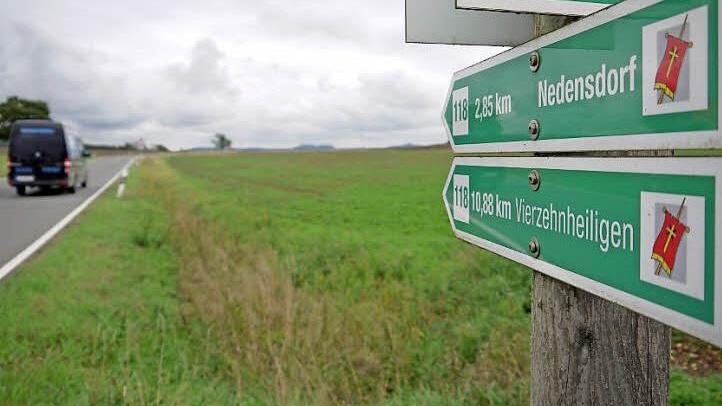 Ausbaufähig: Die Staatsstraße Richtung Bad Staffelstein soll schon bald einen Parallelweg für Fußgänger, Radfahrer und landwirtschaftlichen Verkehr bekommen. Foto: Berthold Köhler