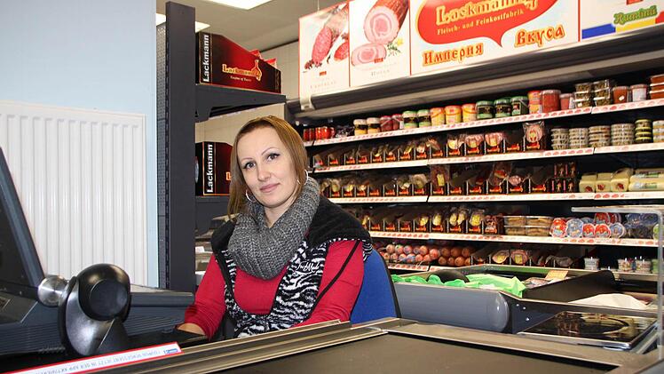 Noch nicht lange in der Ludwigstaße: Elena Gass sitzt an der Kasse im Just-Markt. Im Geschäft gibt es osteuropäische Spezialitäten. Foto: Ulrike Müller