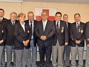 BRK-Kreisvorsitzende Meier (Zweite v. l.) und Bürgermeister Metzner (Mitte) mit Geehrten. Foto: RiegerPress