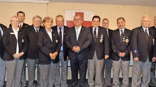 BRK-Kreisvorsitzende Meier (Zweite v. l.) und Bürgermeister Metzner (Mitte) mit Geehrten. Foto: RiegerPress
