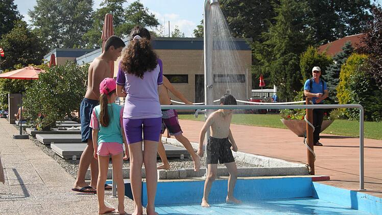 Schwimmkurs für Flüchtlingskinder im Kulmbacher Freibad Foto: Dagmar Besand