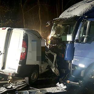 Tödlicher Glätteunfall in Unterfranken – Lkw und Kastenwagen krachen frontal ineinander