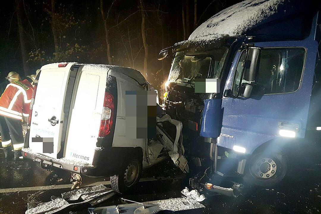 Tödlicher Glätteunfall in Unterfranken – Lkw und Kastenwagen krachen frontal ineinander