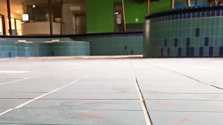 "Schwache Haftzugwerte": Kreuze kennzeichneten die Wackelfliesen im leeren Becken.  Foto: MW