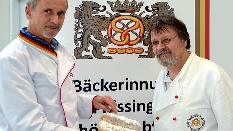 14 Stollen wurden Manfred Stiefel (links) von Mitgliedern der Kissinger Bäckerinnung zur Prüfung vorgelegt. Mit dabei bei der öffentlichen Begutachtung der stellvertretende Obermeister der Bäckerinnung Bad Kissingen/Rhön-Grabfeld, Heribert Hedrich (rechts). Peter Rauch
