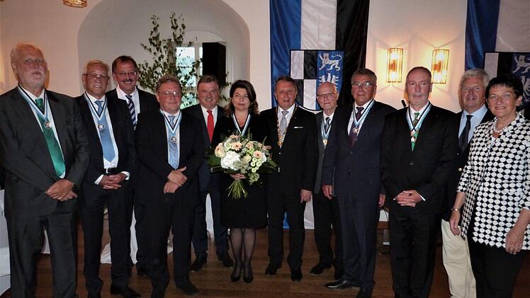Verleihung der Silbernen Bürgermedaille: Vonlinks Lothar Zeitler, Alexander Hofmann, Bürgermeister Stefan Schaffraneck, Hans-Jürgen Päsler, Landrat Klaus Peter Söllner, Ljubka Biagionie zu Guttenberg, OB Henry Schramm, Siegmund Huhn, Oskar Schmidt, Ingo Hahn, MdL Ludwig von Lerchenfeld und Landtagsvizepräsidentin Inge Aures.