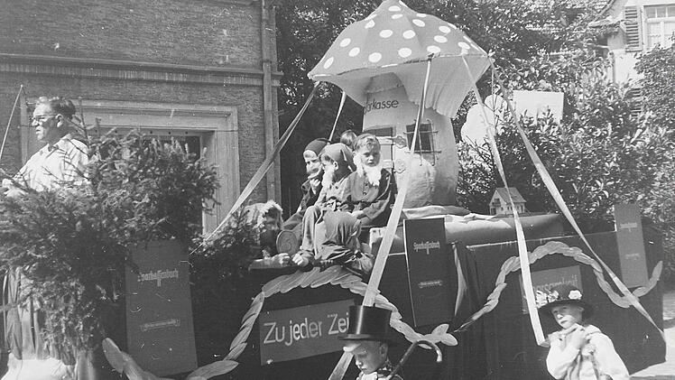 Beim Kinderfestzug (1953). Foto: Stadtarchiv Kronach