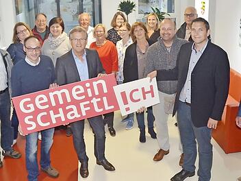 Die Gemeinde Stockheim will "gemeinschaftl!ch" an der Zukunft bauen. In einer dritten Klausurtagung im Rathaus wurden Schlüsselprojekte auf dem Weg dorthin erarbeitet. Neben Gemeinderäten und Klausurmitgliedern mit im Bild Bürgermeister Rainer Detsch (vorne Zweiter von links) und Projektleiter Kommunalmarketing und Vorsitzender von Kronach Creativ, Rainer Kober (vorne rechts).  Foto: K.- H. Hofmann