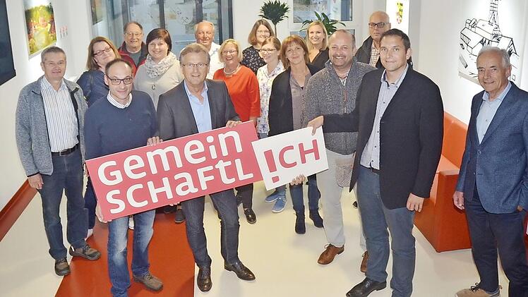 Die Gemeinde Stockheim will "gemeinschaftl!ch" an der Zukunft bauen. In einer dritten Klausurtagung im Rathaus wurden Schlüsselprojekte auf dem Weg dorthin erarbeitet. Neben Gemeinderäten und Klausurmitgliedern mit im Bild Bürgermeister Rainer Detsch (vorne Zweiter von links) und Projektleiter Kommunalmarketing und Vorsitzender von Kronach Creativ, Rainer Kober (vorne rechts).  Foto: K.- H. Hofmann