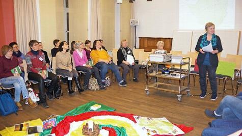Beim Vorbereitungsabend f&uuml;r den erweiterten Raum Kronach/Ludwigsstadt informierten sich rund 60 Frauen &uuml;ber Simbabwe. Foto: Heike Sch&uuml;lein
