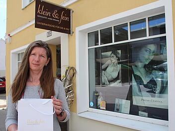 Was Josée Spénard mit den vielen neu bedruckten Einkaufstüten für ihre Kundinnen machen wird, weiß sie noch nicht. Die Tüten waren für die nächsten zwei Jahre geplant. Foto: Andreas Dorsch