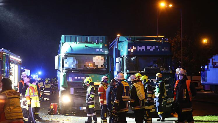 Lastwagenfahrer wird zwischen zwei Sattelz&uuml;gen eingeklemmt