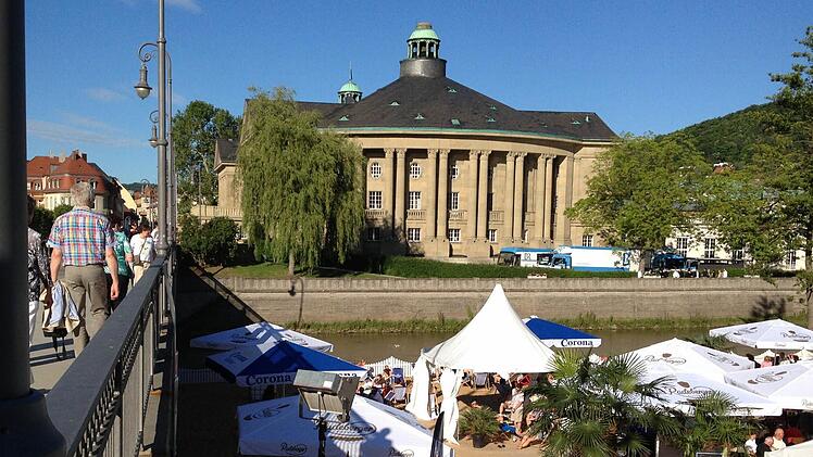 Von der Ludwigsbrücke aus lässt sich der Bad Kissinger Stadtstrand gut überblicken. Foto: Annett Lüdeke