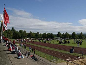 Eine tolle Freisportanlage hat das Schulzentrum Haßfurt. Seit 1981 wird sie nicht nur von den Schülerinnen und Schülern, sondern auch von Vereinen und bei Wettkämpfen genutzt. Nun brauchen die Allwetterbereiche eine neue Kunststoff-Beschichtung. Unser Bild entstand beim "Franken Aktiv" des BLSV. Foto: sw