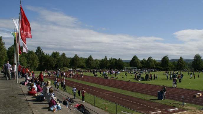 Eine tolle Freisportanlage hat das Schulzentrum Haßfurt. Seit 1981 wird sie nicht nur von den Schülerinnen und Schülern, sondern auch von Vereinen und bei Wettkämpfen genutzt. Nun brauchen die Allwetterbereiche eine neue Kunststoff-Beschichtung. Unser Bild entstand beim "Franken Aktiv" des BLSV. Foto: sw