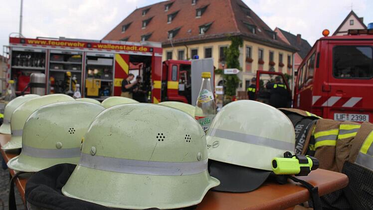 Bereit zum Aufsetzen - Kinderhelme warteten auf mögliche Nachwuchsfeuerwehrleute.