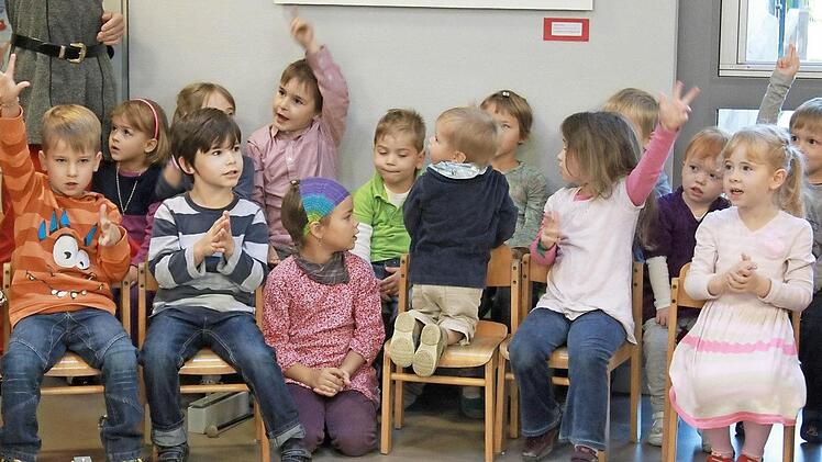 Diese Kinder machten eifrig mit, sangen und unterhielten die Erwachsenen beim Festakt. Fotos: Katharina Becht