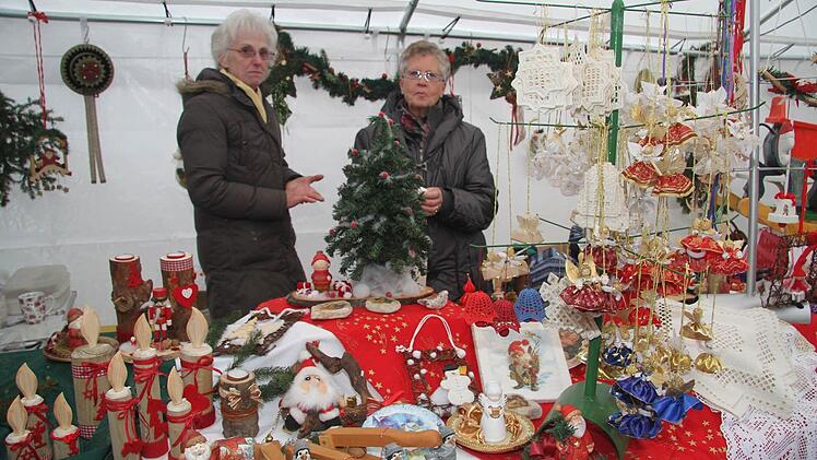 Am Sternstunden-Stand für den Bayerischen Rundfunk verkauften Erika Krauß und Margareta Fröba unzählige selbstgemachte Sachen: dekorative Engelchen, Hardanger-Stickerei, selbstgemachte Holzobjekte.