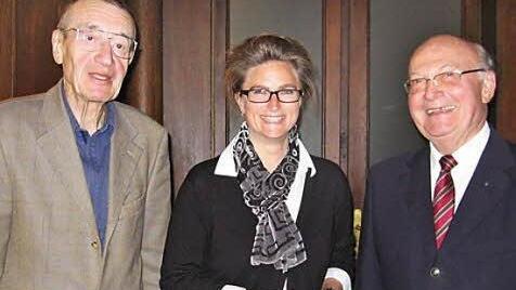 Seit 2011 pflegt ein eigener Förderkreis die Erinnerung an Hans Wölfel durch eine eigene Internetseite, Bereitstellung von Unterrichtsmaterialien und jährliche Gedenkfeiern an seinem Todestag. Auf dem Foto die aktuelle Vorstandschaft: V. l.n.r.: Schriftführer Alwin Reindl, stellvertretende Vorsitzende Martina Leuteritz, Rechtsanwältin, und Vorsitzender Gerhard Förch, Domkapitular und Dompfarrer.