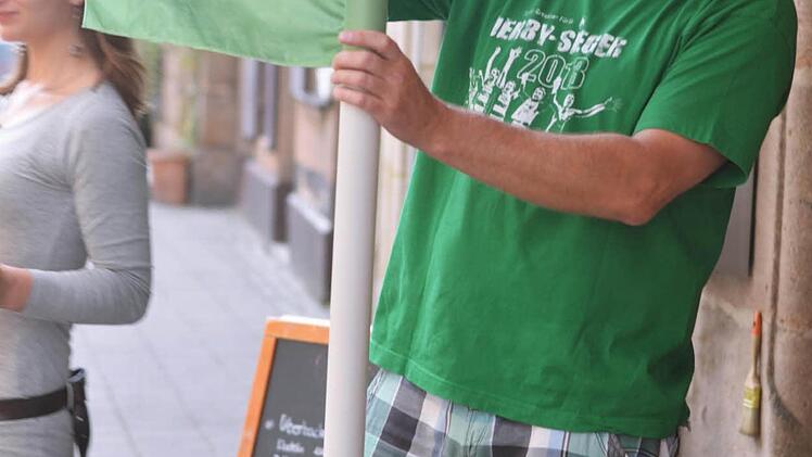 Löwen-Wirt Peter mit der Derbysieg-Eckfahne. Foto: Pelke