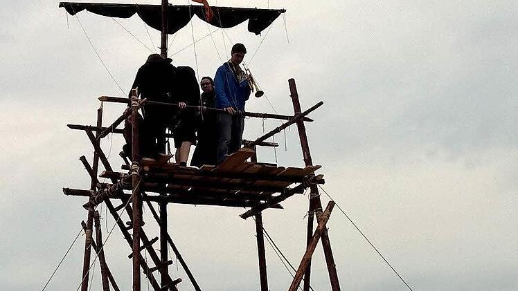 Vom Turm erklingt die Trompetenfanfare. Foto: Johanna Blum