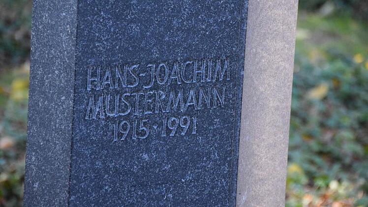 Der Name "Mustermann" deutet darauf hin, dass es sich um ein "Schau-Grabmal" handeln könnte. Foto: Ronald Rinklef