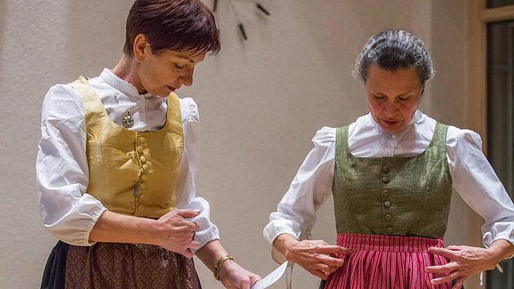 Kulturbeauftragte Renate Ortloff (links) in der Festtagstracht und Christa Lampert in der Werktagstracht des Landkreises Ha&szlig;berge. Die Kleidung wurde im November erstmals &ouml;ffentlich pr&auml;sentiert. Foto: Ren&eacute; Rupprecht
