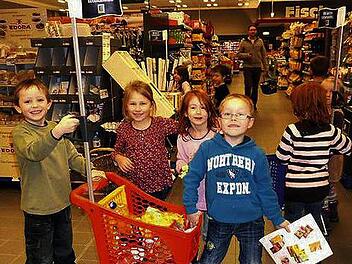 Mit Einkaufsliste und Spielgeld