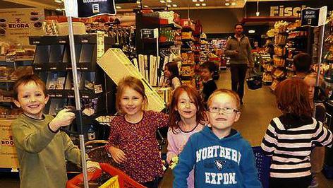 Mit Einkaufsliste und Spielgeld