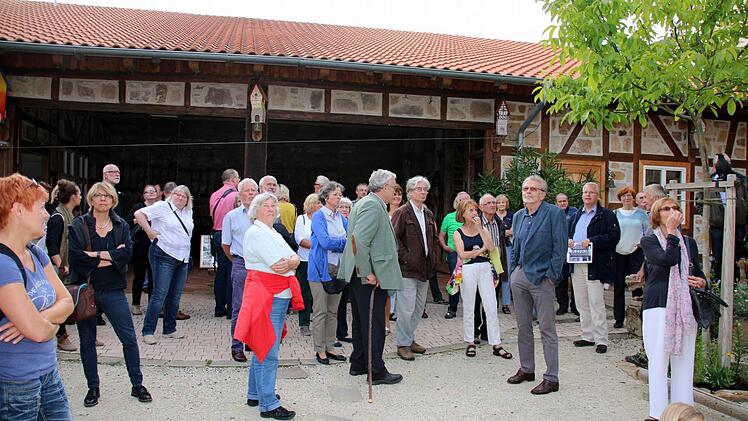 Wie angewandte Denkmalpflege im Team gelingen und individuell genutzt werden kann, zeigte Dr. Martin Brandl (BLFD, mit Foto) am Dienstag auf Einladung des CHW bei einem Rundgang durch Seßlach. Besonders begeistert zeigten sich die rund hundert Teilnehmer vom Anwesen der Familie Hofmann in der Pfarrgasse 112. Für dessen gelungene Sanierung hatten Peter und Manuela Hofmann 2015 die Bayerische Denkmalschutzmedaille bekommen. Foto: Bettina Knauth