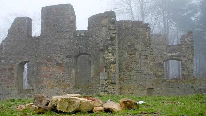 Liegt der Schlüssel für einen Ermittlungserfolg in der geheimnisvollen Ruine Raueneck, wo vor Wochen schon in einem Gewölbe ein sorgfältig hergerichtetes und regelmäßig genutztes Lager entdeckt wurde? Foto: Eckehard Kiesewetter