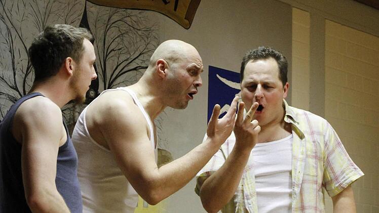 "30 000 Euro - wieviel ist das für jeden?" malen sich die Kumpane Paul, Alfred und Harry (von links: Manuel Rödel, Marco Wölfel und Stefan Bär) schon mal aus.  Foto: Klaus Klaschka