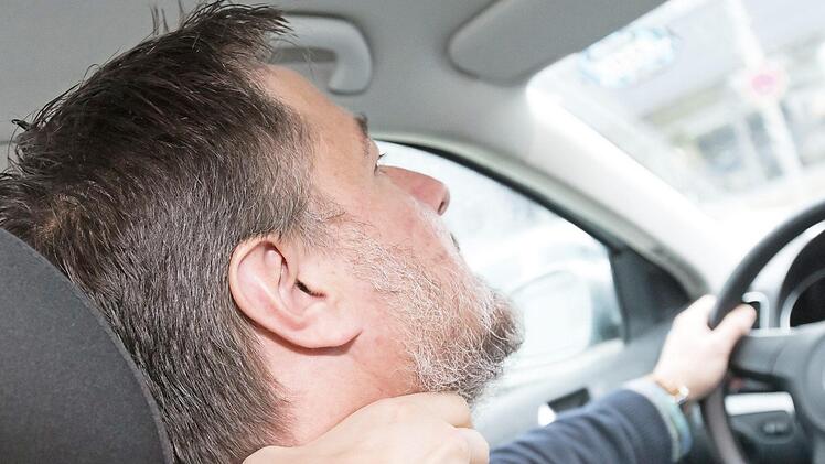 Von hinten gewürgt werden, während man mit dem Auto hält: Das will niemand erleben. Symbolfoto: Matthias Hoch