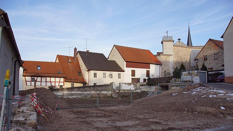 Zwei Minuten Fußweg vom Marktplatz entfernt, schafft die Stadt Eltmann einen neuen Parkplatz. Die Freifläche entstand durch den Abbruch einer ehemaligen Gärtnerei und eines ehemaligen landwirtschaftlichen Anwesens.