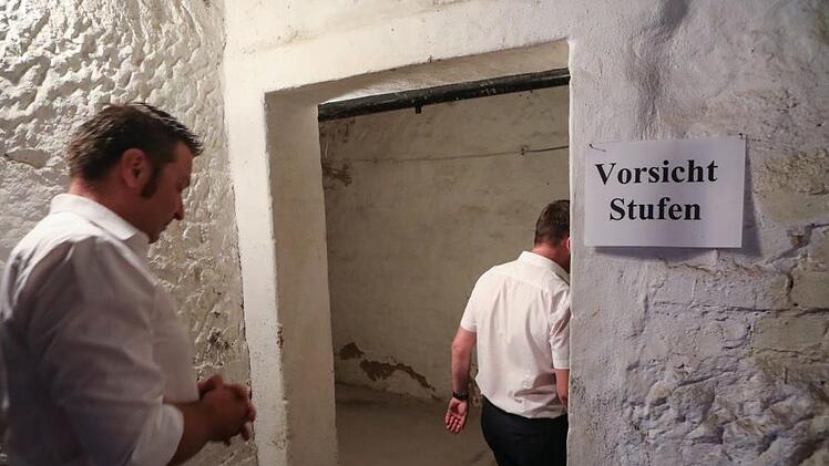 In den Gängen des Kellers heißt es: oben Kopf einziehen, unten: Vorsicht Stufen!