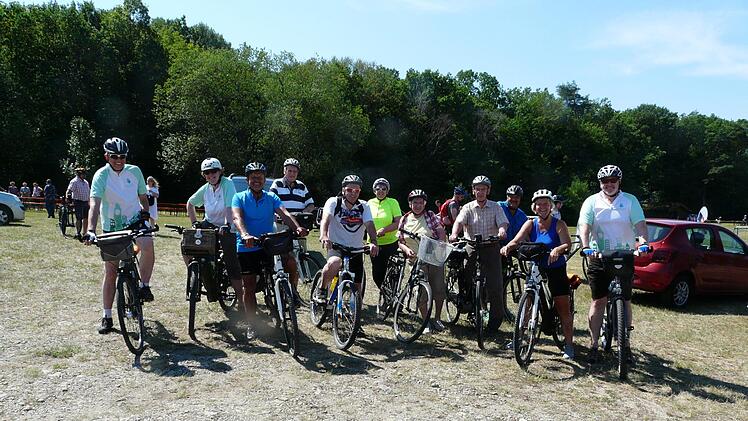 Radfahrer am Start sowie die Radler vom VCD Coburg Foto: Karin G&uuml;nther