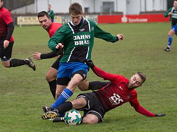 Nordhalbens Patrick Str&ouml;hla geht beim Angriffslauf des zweifachen Unterrodacher Torsch&uuml;tzen Tobias Dubiel (gr&uuml;nes Trikot) dazwischen.  Foto: Wei&szlig;
