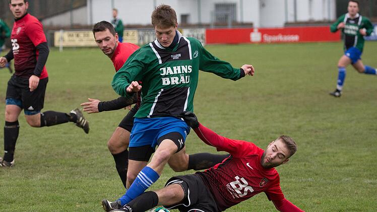 Nordhalbens Patrick Str&ouml;hla geht beim Angriffslauf des zweifachen Unterrodacher Torsch&uuml;tzen Tobias Dubiel (gr&uuml;nes Trikot) dazwischen.  Foto: Wei&szlig;