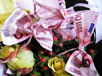 DIY zur Hochzeit: Aus Geldscheinen kann man viel mehr machen, als sie einfach nur in ein Kuvert zu stecken.