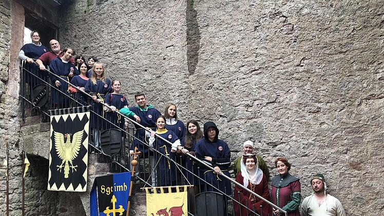 Wie sich das Leben früher auf den Burgen gestaltete erfuhren elf Jungen und Mädchen, die die Knappen-Schule auf der Trimburg absolvierten. Gemeinsam mit den Rittern und den Burgdamen präsentierten sie sich auf der Turmtreppe.