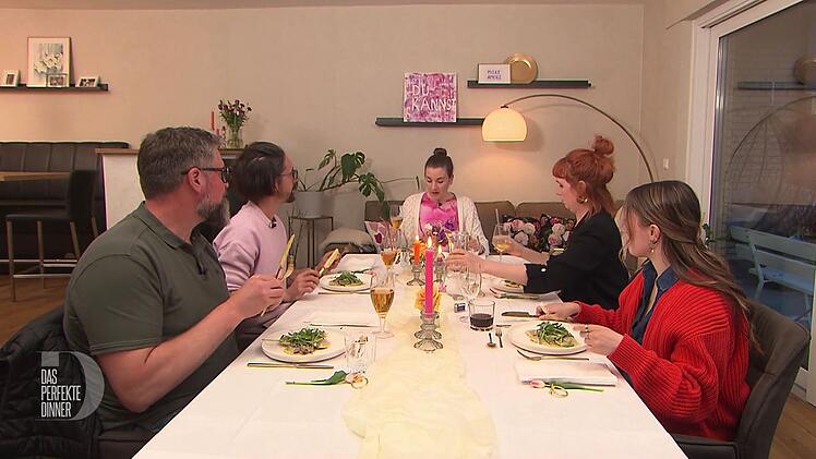 An Tag 2 trifft sich die M&uuml;nsterl&auml;nder "Dinner"-Runde bei Vicky (30) in Stadtlohn.